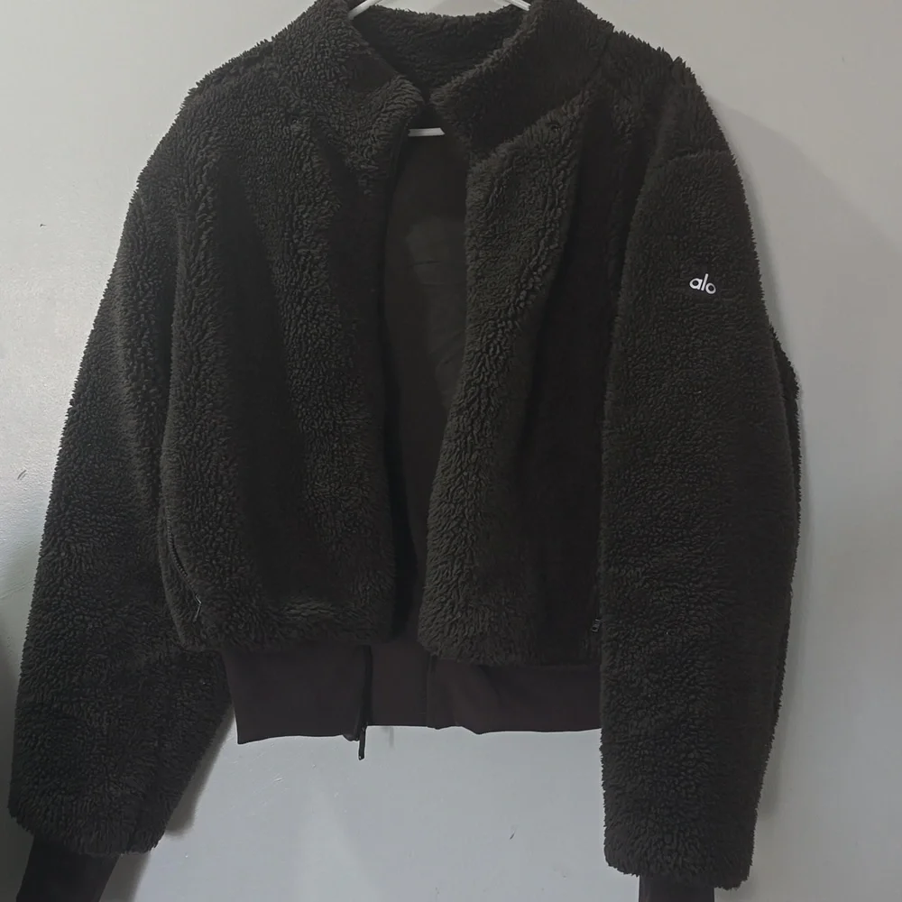 ALO Yoga Foxy Sherpa Teddy Jacket in Dark Brown - Picture 2 of 11